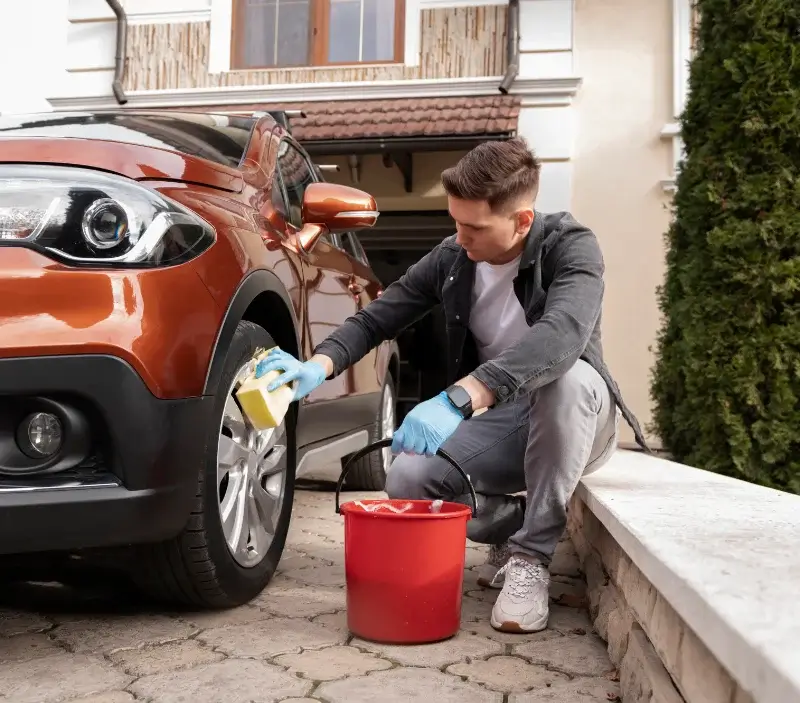 Lavage auto à domicile Vaux-Rouillac : professionnel intervenant sur un véhicule